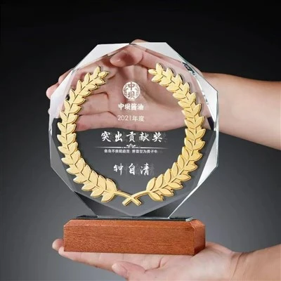 Kristallen medaille op houten basis